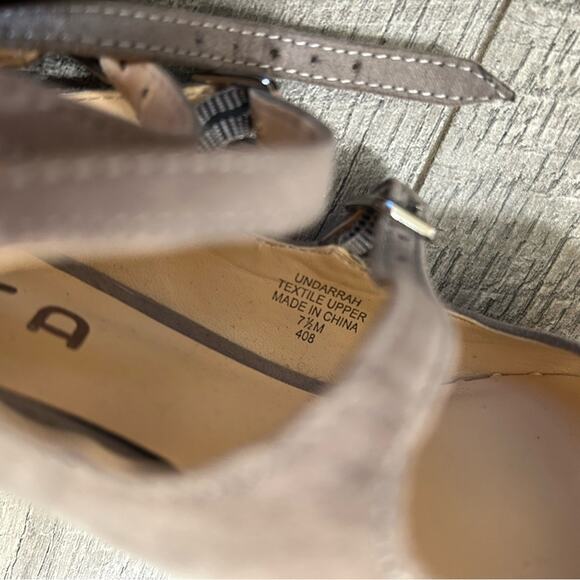 Unisa - Mary Jane chunky heel- straps- silver hardware 7.5- gray suede material - Picture 3 of 8